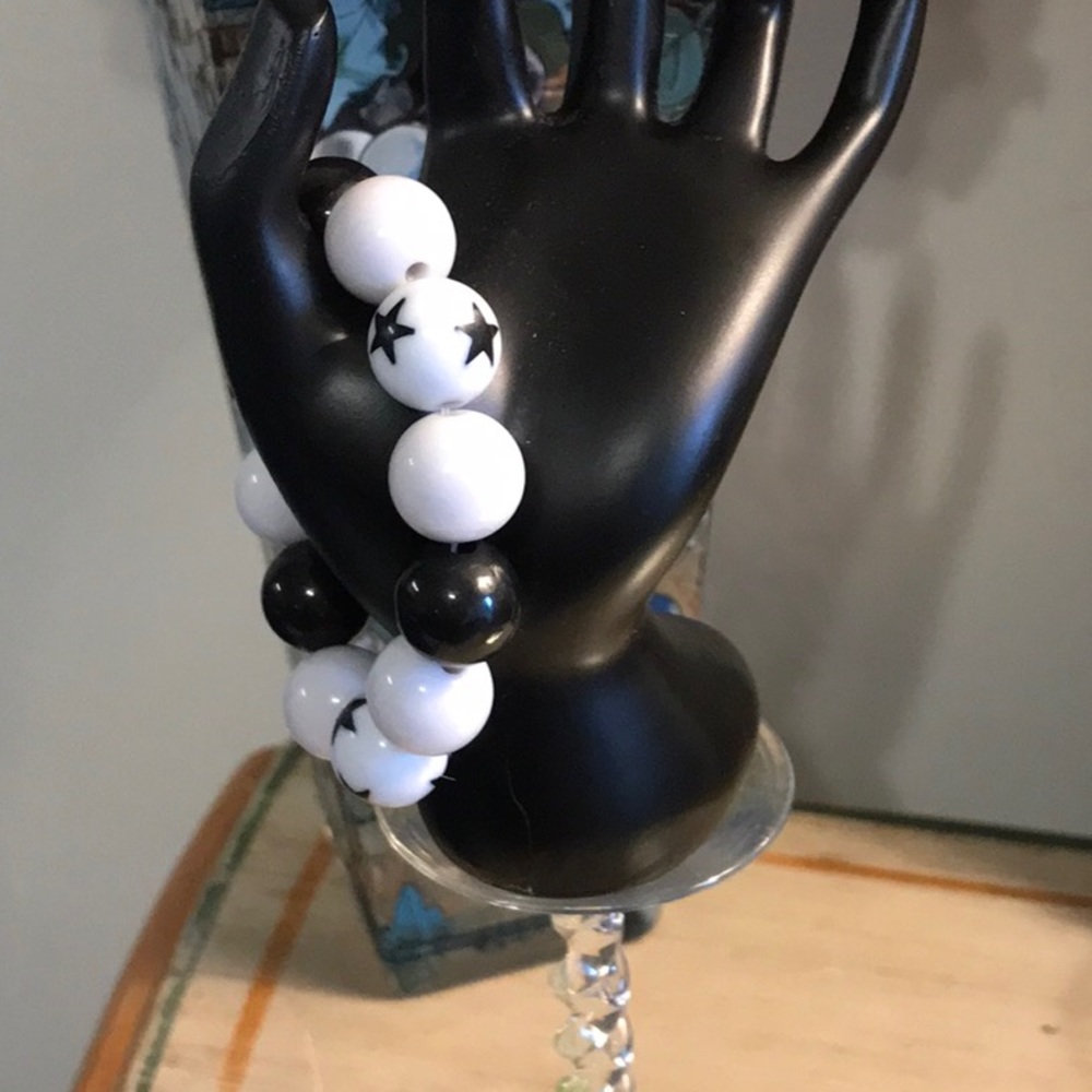 Stars brighten up this black and white bracelet!